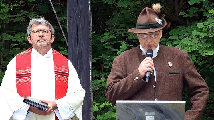Gregor Lutz, der Vorsitzende des Hubertusvereins (links), begrüßte die Gäste zur Hubertusmesse an der Talkirche. Links Pater Rudolf Götz OSA, der die Messe zelebrierte. Foto: Dieter Britz