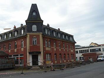 Die Entrümpelungsarbeiten vor dem Abriss des Bahnhofshotels in Pressig sind im vollen Gange. In den nächsten Tagen wird das ehemalige Traditions-Hotelgebäude der Spitzhacke zum Opfer fallen und dem Erdboden gleich gemacht. Foto: Karl-Heinz Hofmann