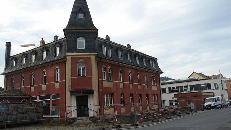 Die Entrümpelungsarbeiten vor dem Abriss des Bahnhofshotels in Pressig sind im vollen Gange. In den nächsten Tagen wird das ehemalige Traditions-Hotelgebäude der Spitzhacke zum Opfer fallen und dem Erdboden gleich gemacht. Foto: Karl-Heinz Hofmann