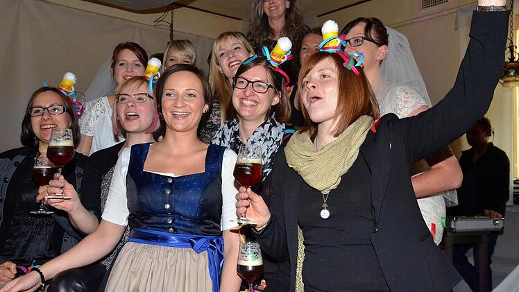 Die Bier-Feen Isabella, Gisi, Yvonne und Moni (vorne, von links), die oberfränkische Kandidatin zur Bayerischen Bierkönigin 2014, Tina-Christin Rüger (vorne, Mitte), mit den Models. Foto: Dieter Hübner