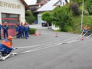 Acht Aufgaben erfüllten die jungen Feuerwehrleute (hier beim Schlauchflechten).