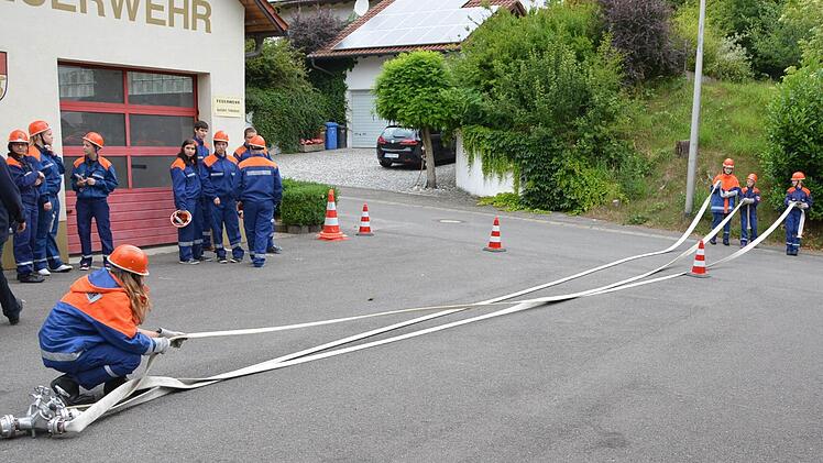 Acht Aufgaben erfüllten die jungen Feuerwehrleute (hier beim Schlauchflechten).