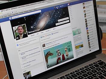Fast immer erreichbar: Der Zeiler Pfarrer Michael Erhart nutzt gerne Facebook, um mit Menschen ins Gespräch zu kommen. Die meisten Anfragen erreichen ihn nachts.  Foto: Katja Müller