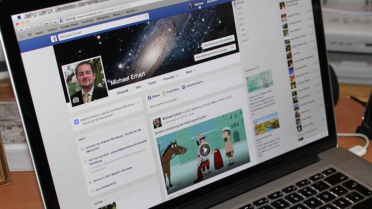 Fast immer erreichbar: Der Zeiler Pfarrer Michael Erhart nutzt gerne Facebook, um mit Menschen ins Gespräch zu kommen. Die meisten Anfragen erreichen ihn nachts.  Foto: Katja Müller