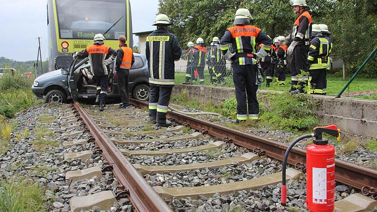 Wegen drohender Brandgefahr standen die Feuerwehrleute über eine Stunde lang in Hab-acht-Stellung.Foto: Ralf Kestel