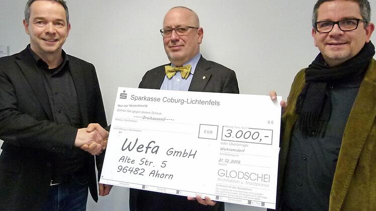 Die Spendenübergabe (von links): Michael Glodschei, Franz K. Schön, Claus Glodschei Foto: Lothar Weidner