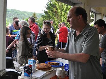 Harald "Bäse" Bittel ist beim TSV Ebermannstadt der Chef der Bratwurstbude. Mit Udo Rakay (ganz rechts) versorgt er die Gäste.  Fotos: Leo Hühnlein