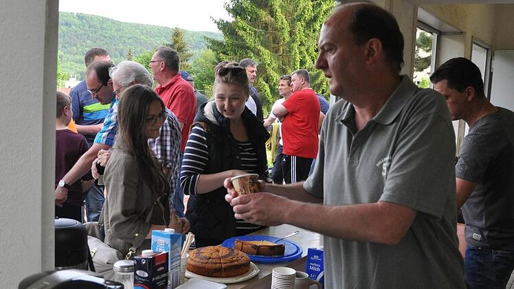 Harald "Bäse" Bittel ist beim TSV Ebermannstadt der Chef der Bratwurstbude. Mit Udo Rakay (ganz rechts) versorgt er die Gäste.  Fotos: Leo Hühnlein
