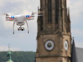 Ob Spielzeug oder wie hier eine professionelle Kamera-Drohne: Damit die unbemannten Luftfahrtsysteme nicht zu Problemen führen ist eine Verordnung geplant. Auf der Wasserkuppe saßen Verantwortliche an einem Tisch, um über Folgen für Modellflieger zu sprechen.  Foto: Benedikt Borst/ Archiv