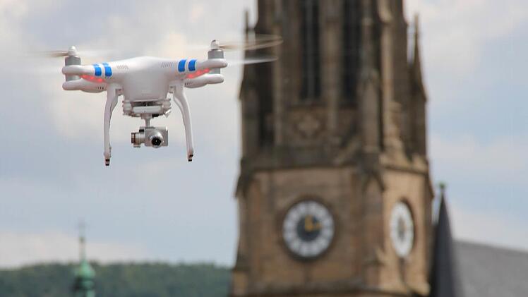 Ob Spielzeug oder wie hier eine professionelle Kamera-Drohne: Damit die unbemannten Luftfahrtsysteme nicht zu Problemen führen ist eine Verordnung geplant. Auf der Wasserkuppe saßen Verantwortliche an einem Tisch, um über Folgen für Modellflieger zu sprechen.  Foto: Benedikt Borst/ Archiv