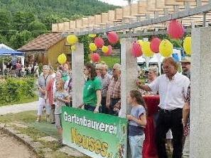 Die Pergola für den Gartenbauverein in Neuses wurde eingeweiht. Foto: Gerd Fleischmann