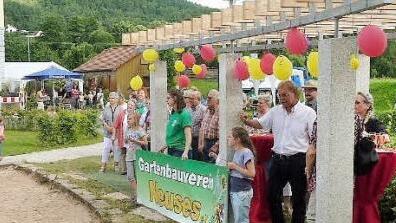 Die Pergola für den Gartenbauverein in Neuses wurde eingeweiht. Foto: Gerd Fleischmann