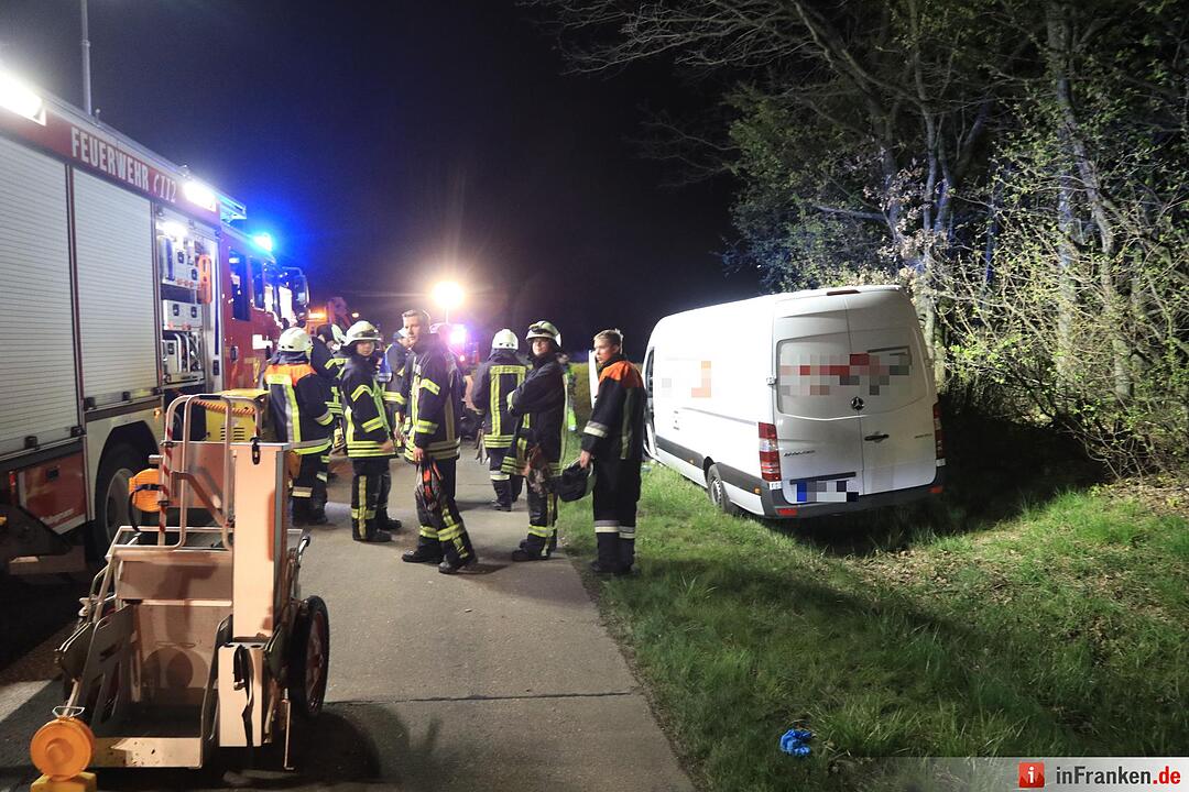 A3: Kleintransporter fährt auf Lkw auf – Fahrer wird schwer verletzt