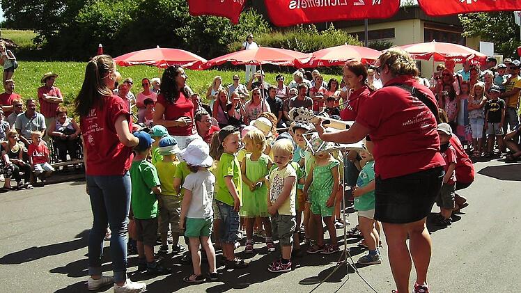 Kinder der Kreuzberg-Kita beim SommerfestBernd Kleinert