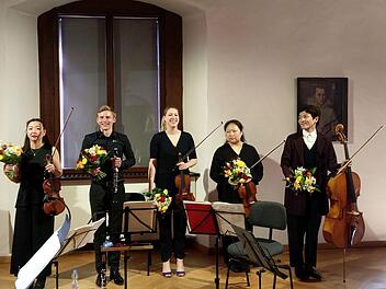 Reichlich Beifall und Blumen gab es für die Interpreten beim Konzert im Rathaussaal Coburg.Foto: Jochen Berger