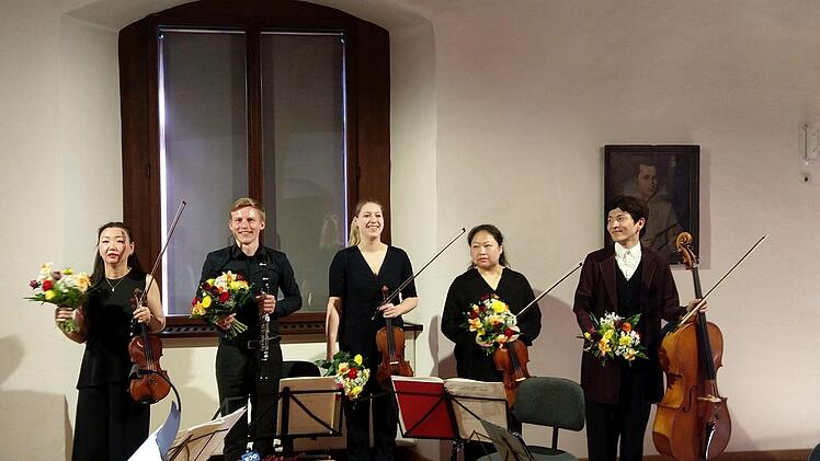 Reichlich Beifall und Blumen gab es für die Interpreten beim Konzert im Rathaussaal Coburg.Foto: Jochen Berger