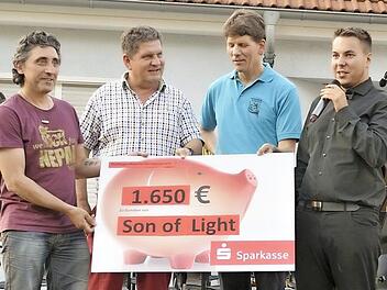 Alberto Parmigiani nahm die Spende aus den Händen von Rainer Wanjelik (Dirigent der Ehemaligen der Stadtjugendkapelle), Wolfgang Niewelt (Präsident Stadtjugendkapelle) und Tobias Komann (Vizepräsident der Stadtjugendkapelle, v. l.) entgegen.  Foto: Meschede