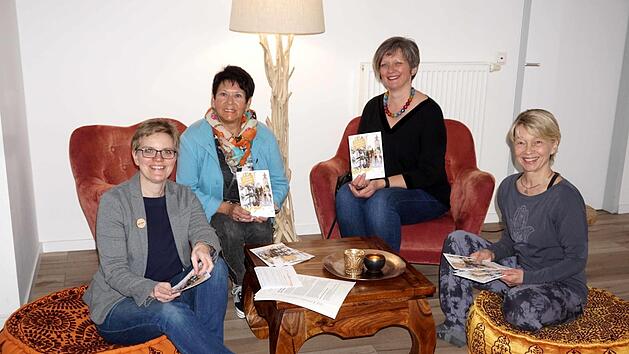 Auf den Rundgängen führen Gästeführerinnen und Innenstadt-Expertinnen Ottilie Sachs und Monika Beck Teilnehmer zu bekannten oder noch unentdeckten Perlen in der Innenstadt. Judith Jochmann und Bettina Geier-Hildel vom Amt für Stadtmarketing und Kultur stellen gemeinsam mit den Stadtführerinnen das Programm vor. Foto: Richard Sänger