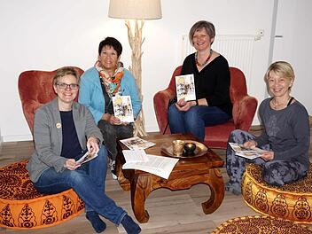Auf den Rundgängen führen Gästeführerinnen und Innenstadt-Expertinnen Ottilie Sachs und Monika Beck Teilnehmer zu bekannten oder noch unentdeckten Perlen in der Innenstadt. Judith Jochmann und Bettina Geier-Hildel vom Amt für Stadtmarketing und Kultur stellen gemeinsam mit den Stadtführerinnen das Programm vor. Foto: Richard Sänger