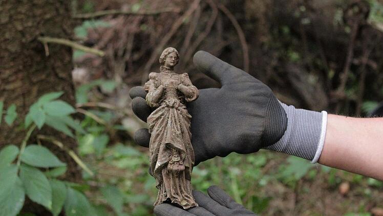 Warum wurde diese Statuette weggeworfen, von wem und wann? Foto: Wolfgang Desombre