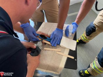 Bamberg: Chirurg ruft Feuerwehr um Hilfe - diese muss Frau von Fingerring befreien