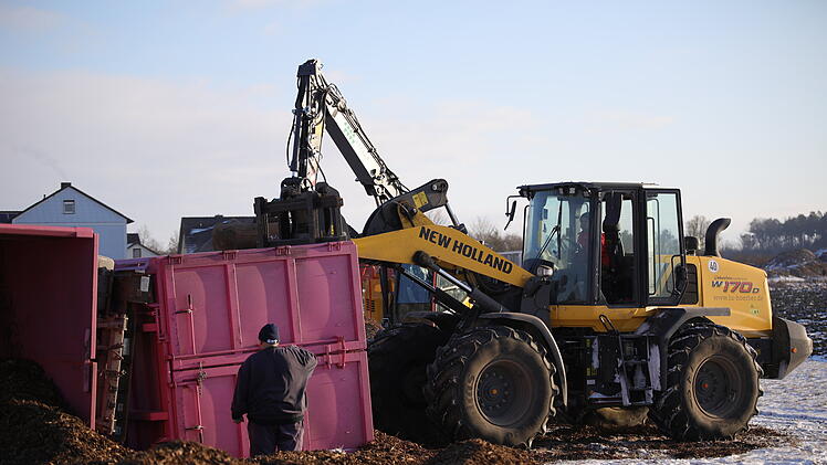 Lastwagen kommt von Stra&szlig;e ab und kippt um: Rindenmulch auf der Stra&szlig;e verteilt - Fahrer verletzt