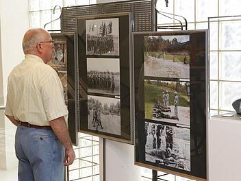 Ein Besucher betrachtet Exponate der Ausstellung "Amerikanische Streitkräfte in Bamberg - Fotografien aus sieben Jahrzehnten". Foto: Matthias Hoch