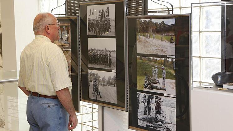 Ein Besucher betrachtet Exponate der Ausstellung "Amerikanische Streitkräfte in Bamberg - Fotografien aus sieben Jahrzehnten". Foto: Matthias Hoch