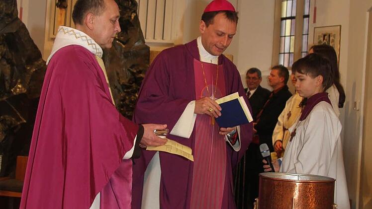 Pater Godfryd Mizerski und Weihbischof Herwig Gössl bereiteten das Weihwasser vor. Foto: Sonja Adam