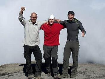 Die Gipfelstürmer Markus Krause, Marco Engelmann und Uwe Engelmann (von links) auf dem höchsten Gipfel Afrikas.
