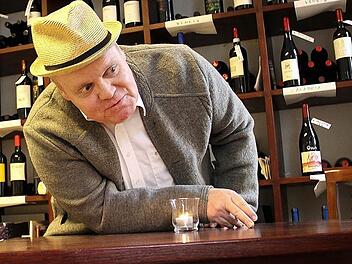 Stephan Bach spielt in der Vinothek "Vino e Camino" den Christian Sigismund Ahlberg.  Foto: Werner Lorenz