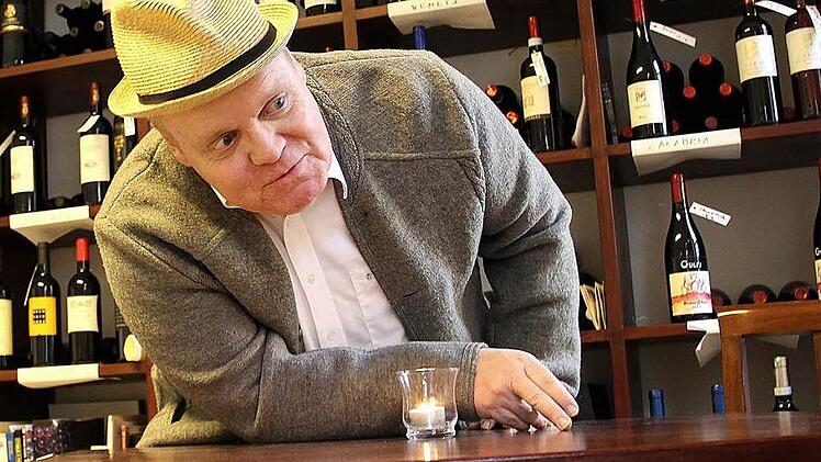 Stephan Bach spielt in der Vinothek "Vino e Camino" den Christian Sigismund Ahlberg.  Foto: Werner Lorenz
