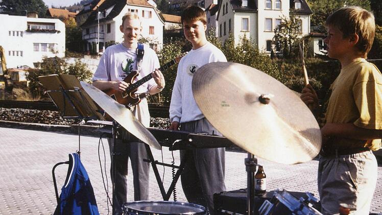 Eröffnung der Aral-Tankstelle in der Bahnhofstraße im Jahr 1990; von links Guido Wolf, Frank Benkert und Markus Greifensteiner Foto: Familie Miller