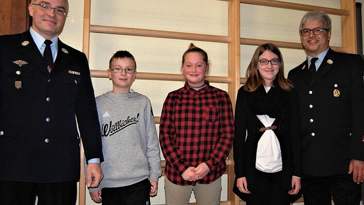 Nachwuchs für die Aschacher Feuerwehr: Kommandant Marcus Kolb (links) begrüßt (von links) die Anwärter Moritz Kaiser, Nele Back und Marie Heilmann sowie Gruppenführer Klaus Kirchner als neue Mitglieder Fotos: Sigismund von Dobschütz
