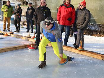 Bei strahlendem Winterwetter gingen die Sportler mit viel Augenmaß auf die Eisbahn. Foto: Franz Galster