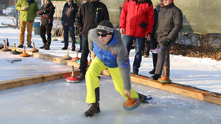 Bei strahlendem Winterwetter gingen die Sportler mit viel Augenmaß auf die Eisbahn. Foto: Franz Galster