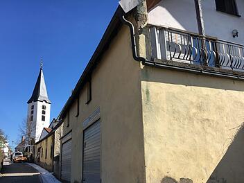 Die an die Alte Mühle in Oberhaid angebaute Scheune soll noch in diesem Jahr abgerissen werden, damit hier eine attraktive Freifläche gestaltet werden kann. Foto: Anette Schreiber