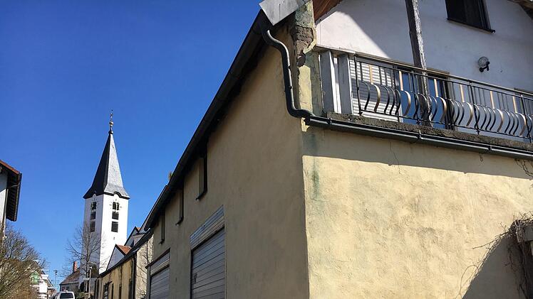 Die an die Alte Mühle in Oberhaid angebaute Scheune soll noch in diesem Jahr abgerissen werden, damit hier eine attraktive Freifläche gestaltet werden kann. Foto: Anette Schreiber