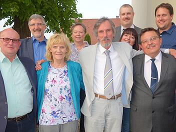 Neben dem Gemeinderat aus Niederfüllbach und dem aus Grub gibt es auch noch die Verwaltungsgemeinschaft, die nun das 40-jährige Bestehen feiert. Das Foto zeigt die derzeitigen Mitglieder (von links) Helfried Schreiner, Marita Pollex-Claus, Erika Krauß, Bürgermeister Martin Rauscher, Kerstin Weigerstorfer, VG-Vorsitzenden Jürgen Wittmann, André Dehler zusammen mit Landrat Michael Busch (Zweiter von links) und Geschäftsleiter Michael Heß (hinten rechts). Foto: Doris Weidner