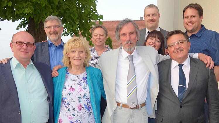 Neben dem Gemeinderat aus Niederfüllbach und dem aus Grub gibt es auch noch die Verwaltungsgemeinschaft, die nun das 40-jährige Bestehen feiert. Das Foto zeigt die derzeitigen Mitglieder (von links) Helfried Schreiner, Marita Pollex-Claus, Erika Krauß, Bürgermeister Martin Rauscher, Kerstin Weigerstorfer, VG-Vorsitzenden Jürgen Wittmann, André Dehler zusammen mit Landrat Michael Busch (Zweiter von links) und Geschäftsleiter Michael Heß (hinten rechts). Foto: Doris Weidner