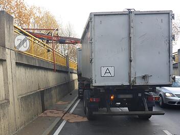 Mit seinem Ladekran hat der Fahrer eines Müll-Lasters die Bahnunterführung zwischen Bad Staffelstein und Unnersdorf beschädigt und damit zeitweise den Zugverkehr lahmgelegt. Foto: Schmidtke/Polizei