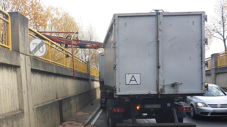 Mit seinem Ladekran hat der Fahrer eines Müll-Lasters die Bahnunterführung zwischen Bad Staffelstein und Unnersdorf beschädigt und damit zeitweise den Zugverkehr lahmgelegt. Foto: Schmidtke/Polizei