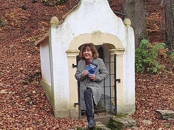 Ilse-Maria Dries vor dem Moritz-Brunnen bei Leutenbach, der im Krimi eine Rolle spielt.  Foto: Carmen Schwind