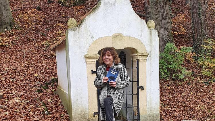 Ilse-Maria Dries vor dem Moritz-Brunnen bei Leutenbach, der im Krimi eine Rolle spielt.  Foto: Carmen Schwind