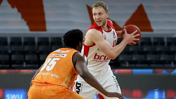 Der Bamberger Christian Sengfelder (rechts, hier gegen Aric Holman) traf in der Schlussphase einen wichtigen Dreier. Am Ende hatte der Power Forward zehn Punkte, neun Rebounds, drei Assists, einen Ballgewinn und einen geblockten Wurf bei nur einem Ballverlust im Statistikbogen stehebn. Foto: Harry Langer