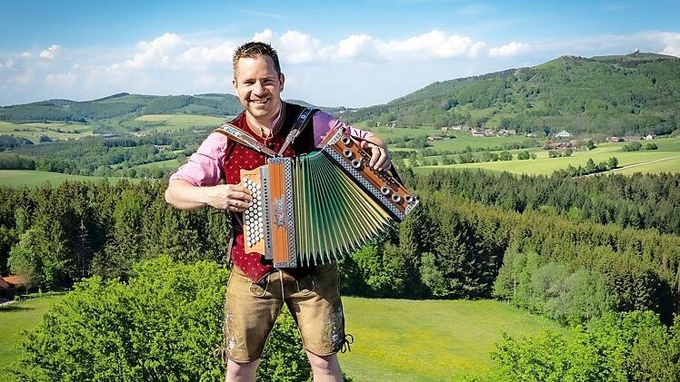 Action und Stimmung bringt Adrian Kehr, Gründer von RhönHarmonika, am 24. Juli nach Poppenhausen. Erstmals steigt hier das Rhön Harmonika Fest mit Harmonika-Markt. Ein absolutes Novum in der Harmonika-Szene.