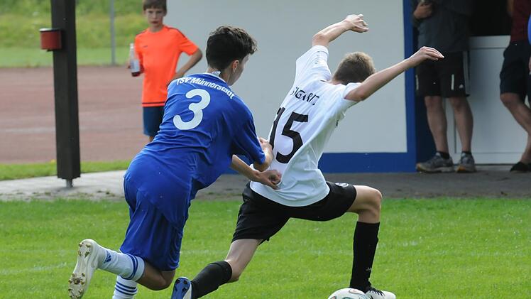 Textilvergehen nennt sich in der  "Amtssprache der Trikot-Zupfer vom Münnerstädter Tim Schreiner gegen Linus Veth von den U-15-Junioren des SV Garitz. Foto: ssp