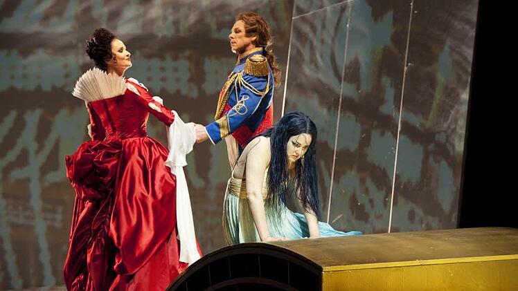 Szene aus "Rusalka" mit Roswitha Christina Müller als fremde Fürstin, Michael Putsch als Prinz und Ekaterina Godovanets