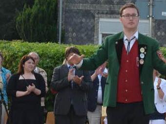 Daniel Hilbert beim Dirigat des Musikvereins anlässlich der Serenade zum 100-jährigen Bestehen mit Kreismusikfest am Schulvorplatz  Foto: K.-H. Hofmann