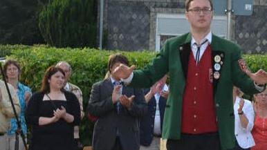 Daniel Hilbert beim Dirigat des Musikvereins anlässlich der Serenade zum 100-jährigen Bestehen mit Kreismusikfest am Schulvorplatz  Foto: K.-H. Hofmann